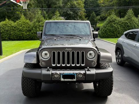 Used 2018 Jeep Wrangler Sahara w/ Connectivity Group AWD/4WD image 4