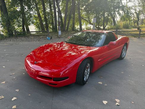 Used 1998 Chevrolet Corvette Coupe w/ Performance Handling Pkg RWD image 2