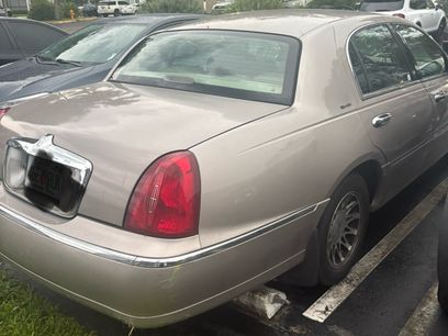 Used 2000 Lincoln Town Car Signature