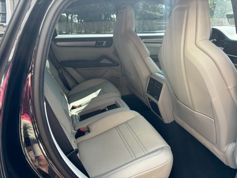Used 2022 Porsche Cayenne S Platinum AWD/4WD image 12