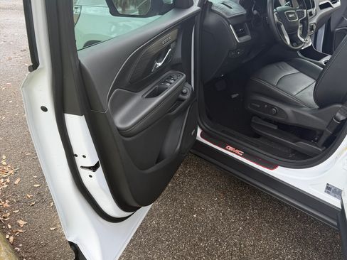 Used 2022 GMC Terrain SLT w/ Infotainment Package II image 6