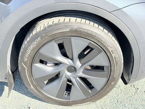 Used 2023 Tesla Model Y Long Range image 19