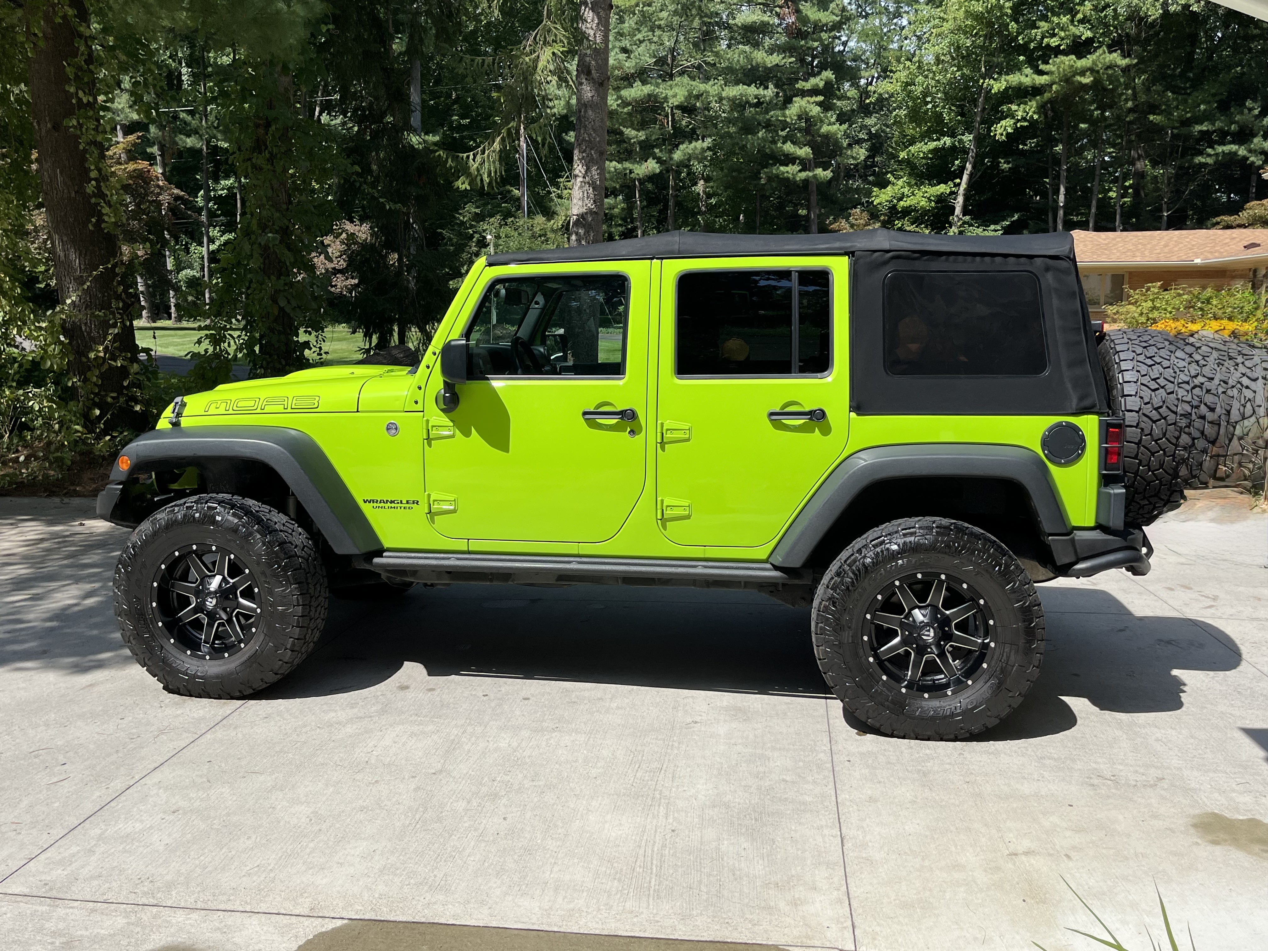 Used 2013 Jeep Wrangler Unlimited Sahara AWD/4WD image 8