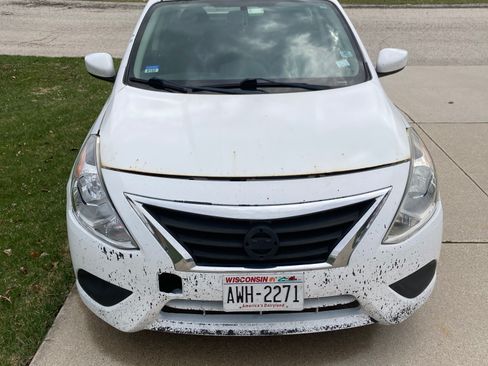 Used 2017 Nissan Versa SV image 4