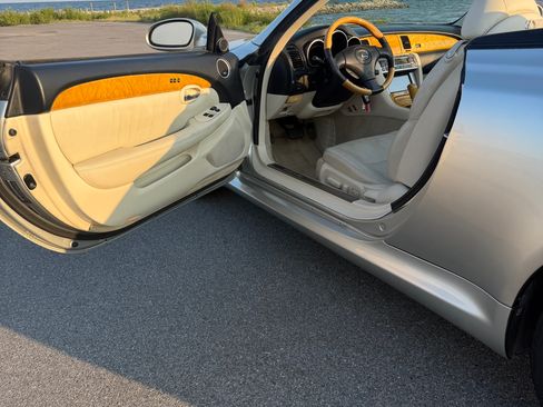 Used 2005 Lexus SC 430 Convertible w/ Preferred Accessory Pkg RWD image 13