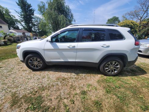 Used 2019 Jeep Cherokee Latitude Plus w/ Cold Weather Group AWD/4WD image 17