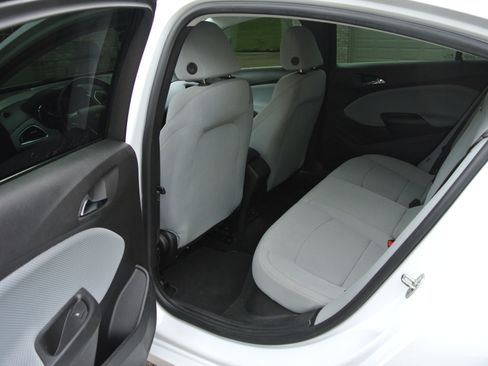 Used 2019 Chevrolet Cruze LT image 14