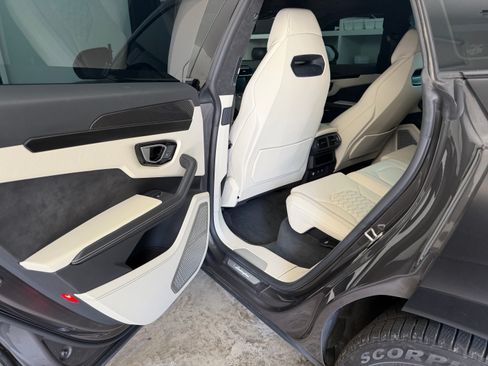 Used 2022 Lamborghini Urus AWD/4WD image 11