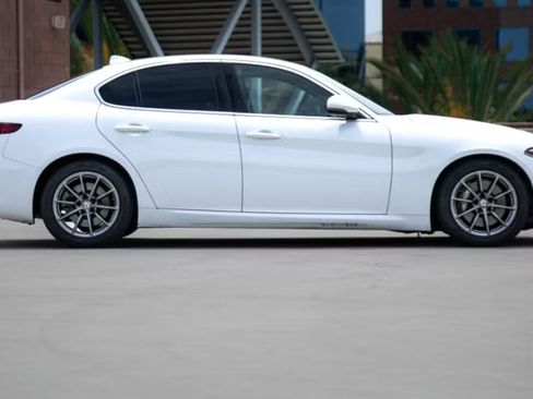 Used 2020 Alfa Romeo Giulia RWD image 5