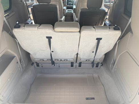 Used 2016 Chrysler Town & Country Touring w/ Driver Convenience Group FWD image 11