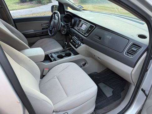 Used 2016 Kia Sedona L image 17