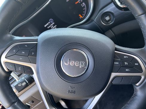 Used 2019 Jeep Grand Cherokee Laredo w/ 18" Wheel & 8.4" Radio Group image 13