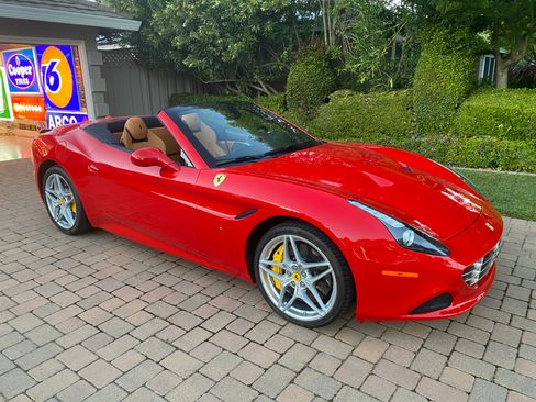 Used 2015 Ferrari California T RWD image 1