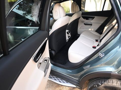 Used 2025 Mercedes-Benz GLC 300 4MATIC image 11