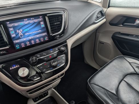 Used 2018 Chrysler Pacifica Limited w/ Advanced Safetytec Group image 10