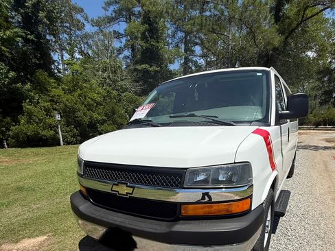 Used 2017 Chevrolet Express 3500 LT w/ LT Preferred Equipment Group RWD image 5