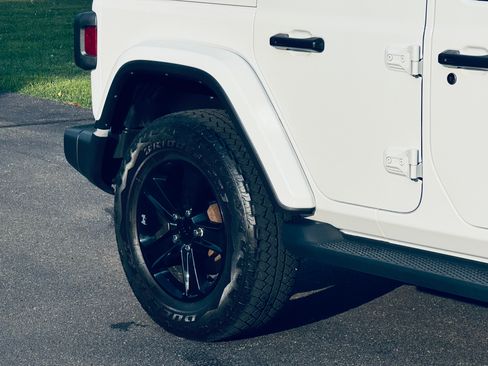 Used 2023 Jeep Wrangler Unlimited Sahara AWD/4WD image 25