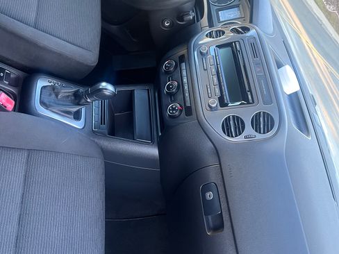 Used 2014 Volkswagen Tiguan S image 8
