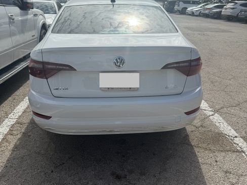 Used 2021 Volkswagen Jetta SE w/ SE Cold Weather Package image 2