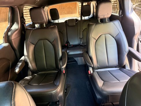 Used 2022 Chrysler Pacifica Touring-L w/ S Appearance Package FWD image 8