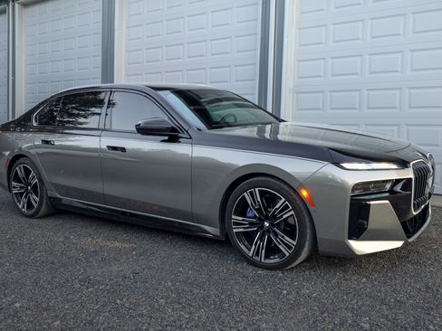 Used 2023 BMW i7 xDrive60 AWD/4WD image 9