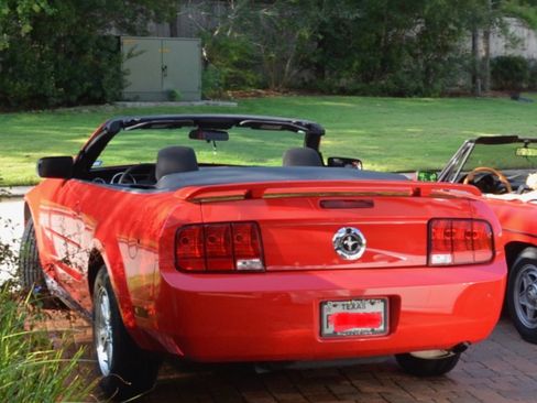 Used 2007 Ford Mustang Deluxe Convertible image 2