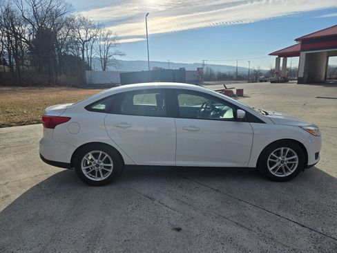 Used 2016 Ford Focus SE w/ Reverse Sensing Package image 9