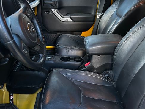 Used 2015 Jeep Wrangler Unlimited Rubicon w/ Connectivity Group image 7