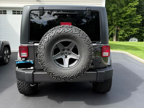 Used 2018 Jeep Wrangler Sahara w/ Connectivity Group AWD/4WD image 6