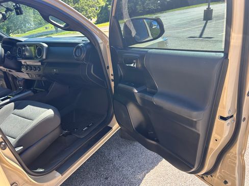 Used 2017 Toyota Tacoma TRD Off-Road w/ Tow Package (A/T) AWD/4WD image 12