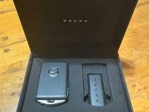 Used 2017 Volvo XC90 T6 Momentum w/ Vision Package image 14