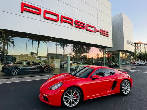 Used 2018 Porsche 718 Cayman RWD image 1