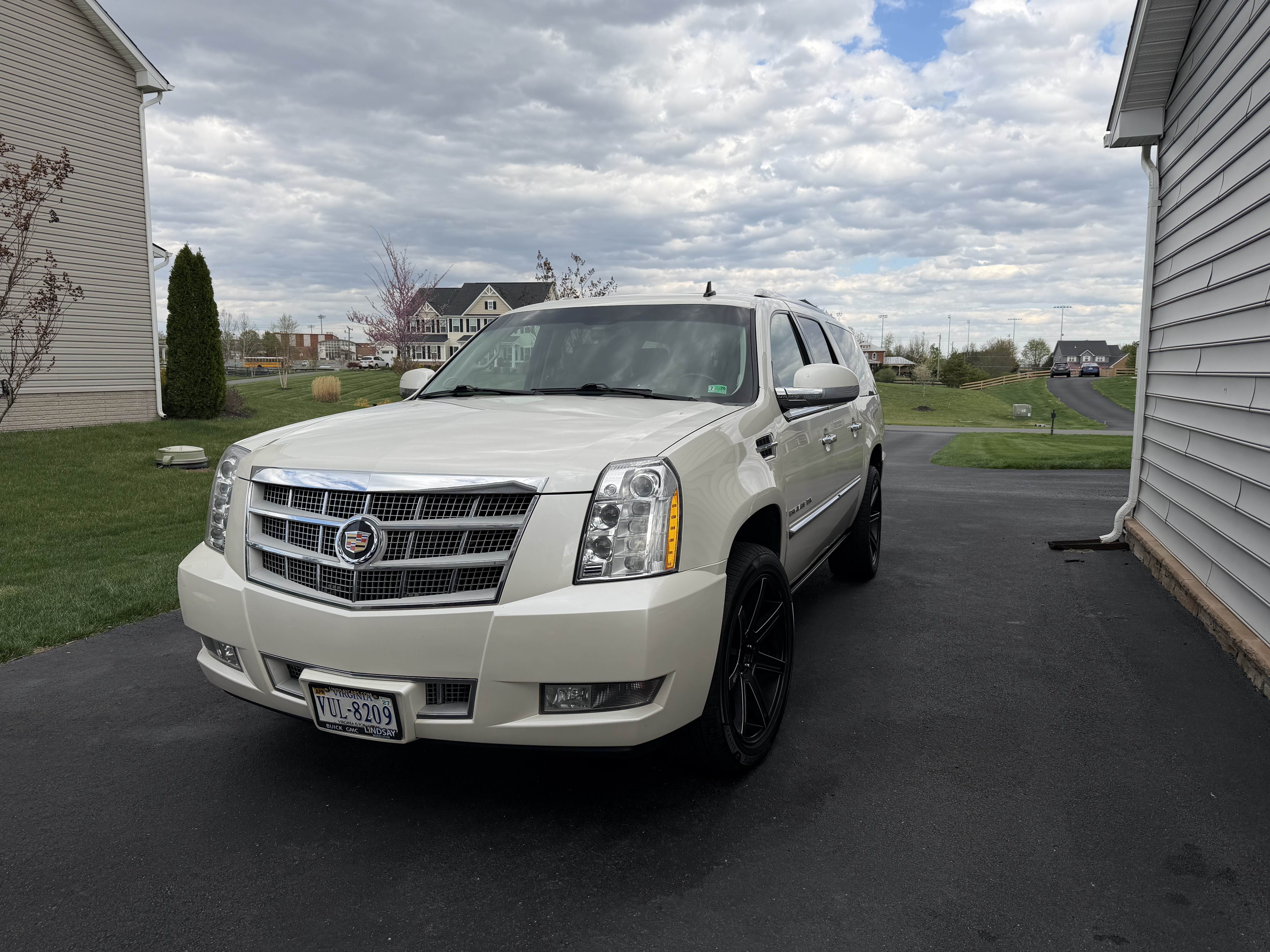 Used 2014 Cadillac Escalade ESV Platinum AWD/4WD image 4