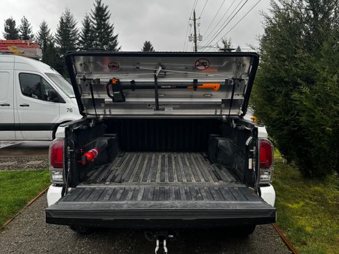 Used 2016 Toyota Tacoma SR w/ Towing Package image 9