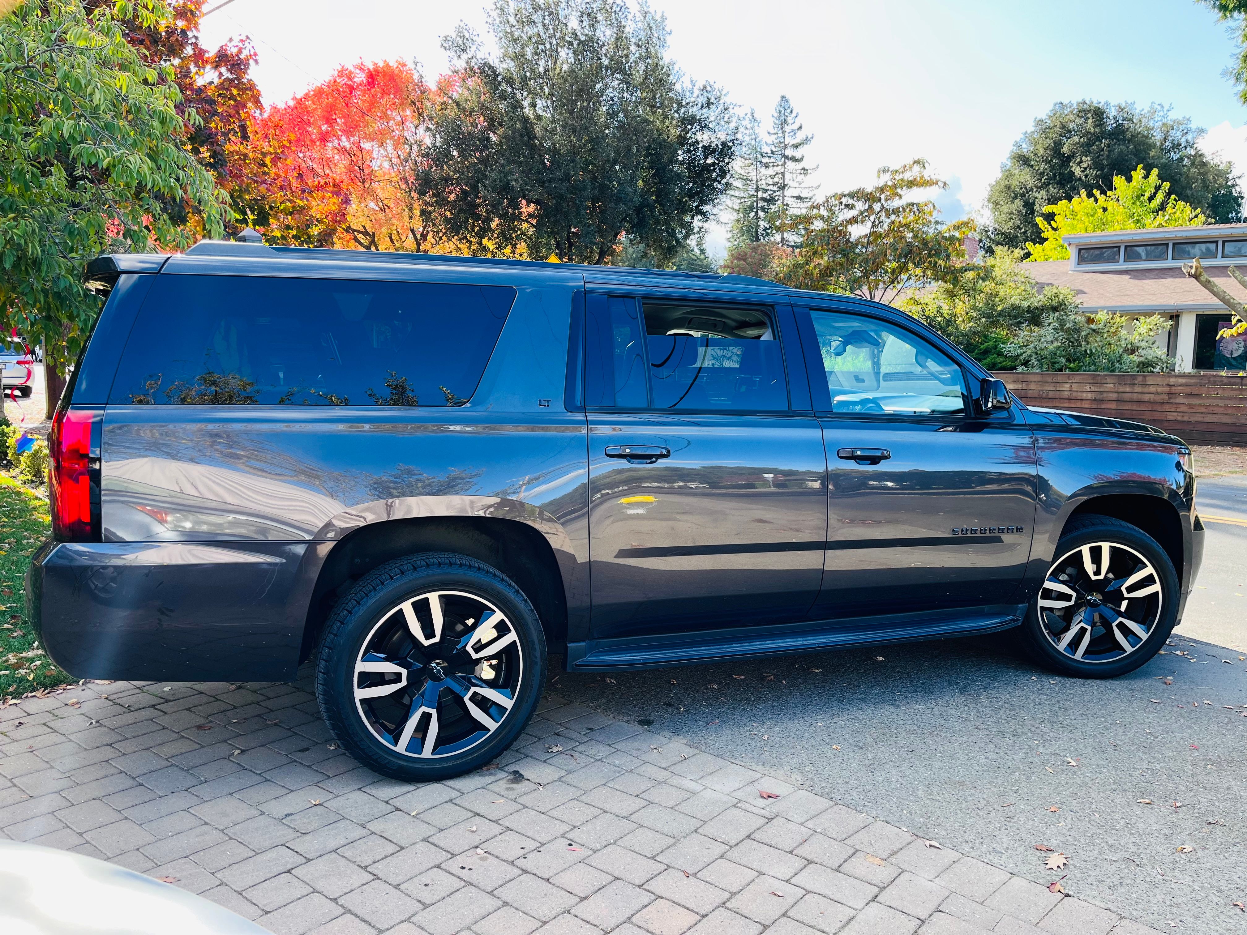 Used 2018 Chevrolet Suburban LT w/ Luxury Package AWD/4WD image 4