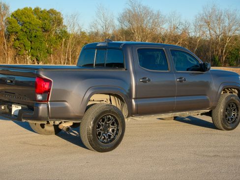 Used 2018 Toyota Tacoma SR image 5