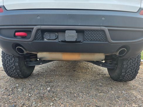 Used 2019 Jeep Cherokee Trailhawk image 6