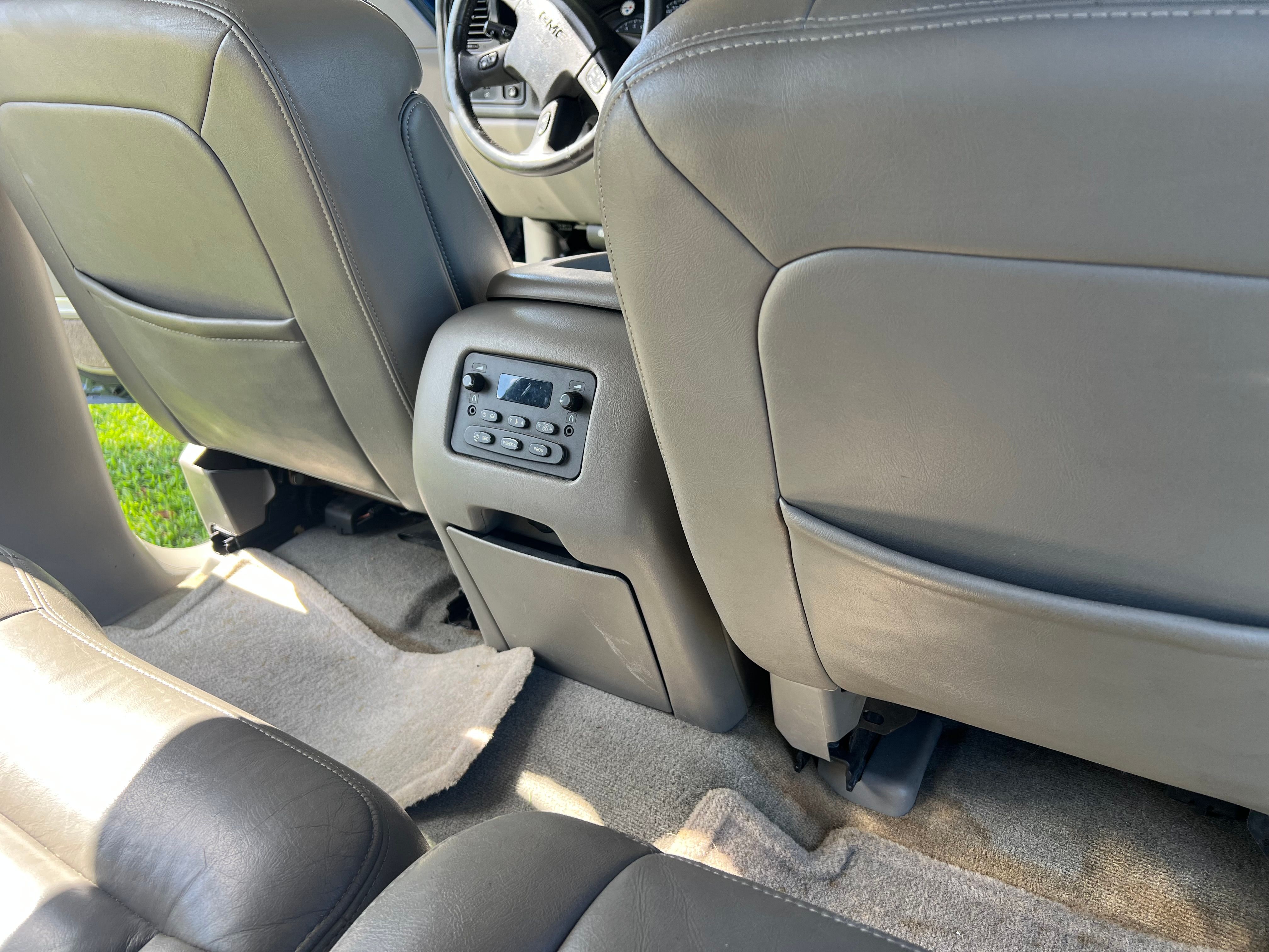 Used 2005 GMC Yukon XL SLT w/ SLT Preferred Equipment Group RWD image 10