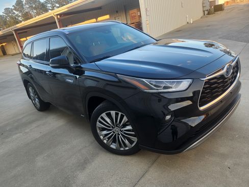Used 2021 Toyota Highlander Platinum image 2