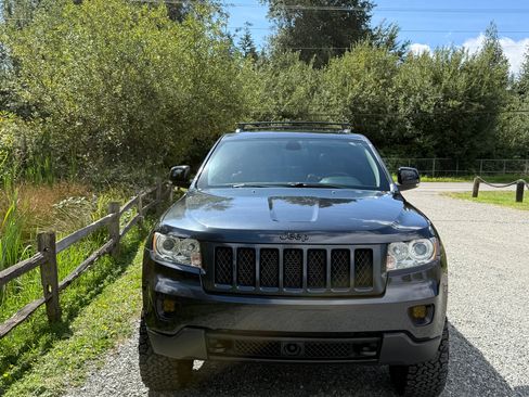 Used 2013 Jeep Grand Cherokee Overland w/ Advance Technology Group AWD/4WD image 9