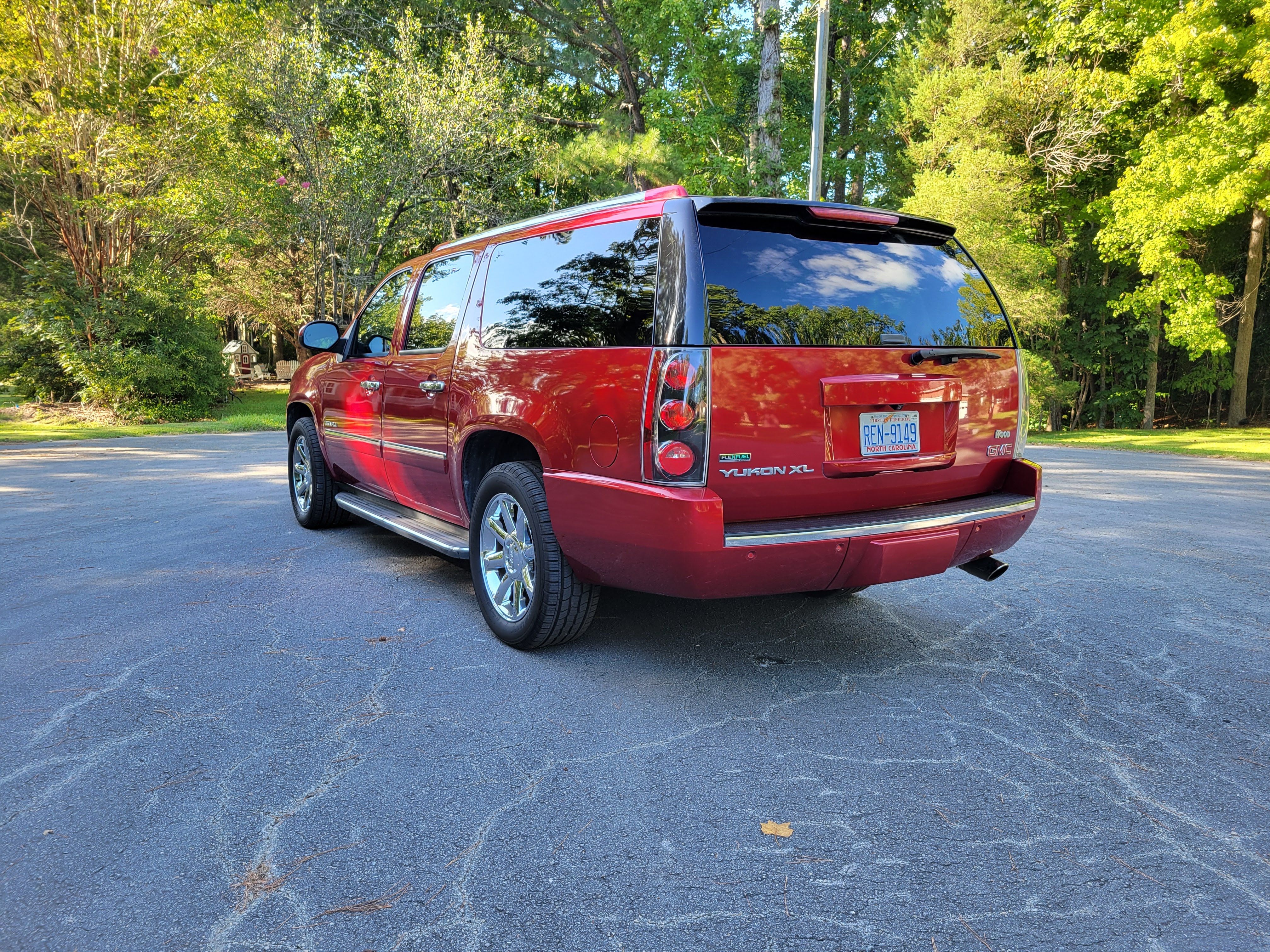 Used 2012 GMC Yukon XL Denali RWD image 6