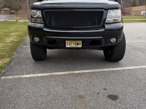 Used 2011 Chevrolet Suburban LT image 2