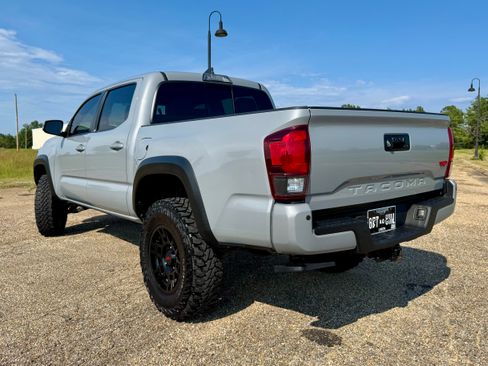Used 2018 Toyota Tacoma TRD Off-Road w/ Technology Package AWD/4WD image 5