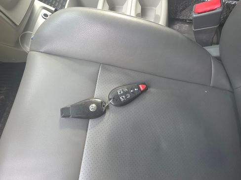 Used 2012 Volkswagen Routan SE image 8