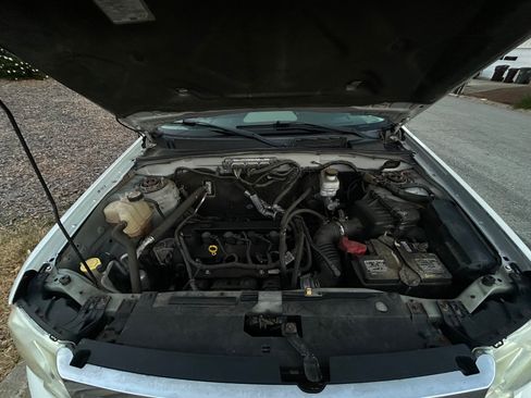 Used 2010 Ford Escape XLS FWD image 11