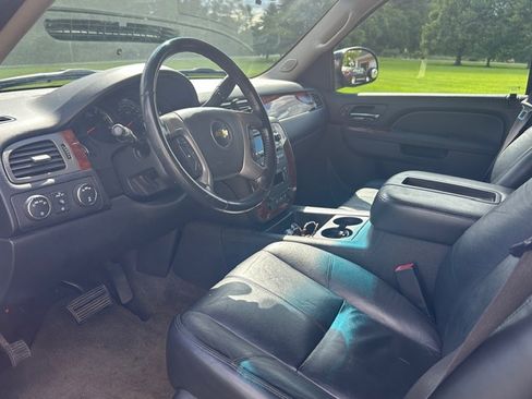 Used 2012 Chevrolet Suburban LT image 2