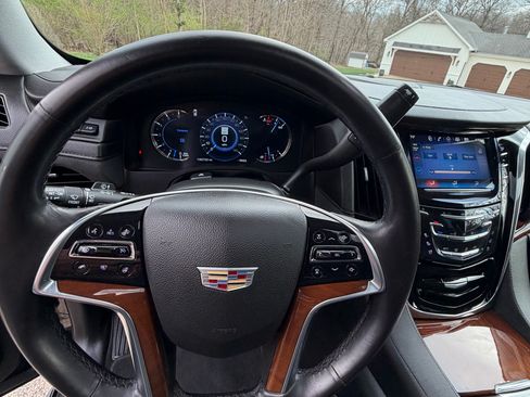 Used 2018 Cadillac Escalade Luxury image 11