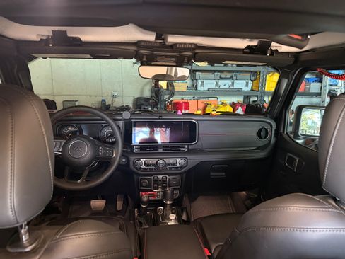 Used 2024 Jeep Wrangler Unlimited Rubicon w/ Safety Group image 9