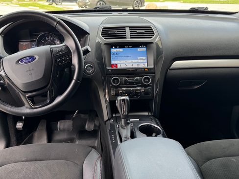 Used 2018 Ford Explorer XLT w/ Equipment Group 202A image 11