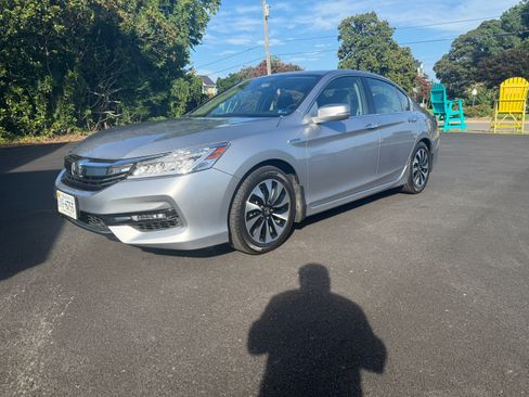 Used 2017 Honda Accord Touring image 2